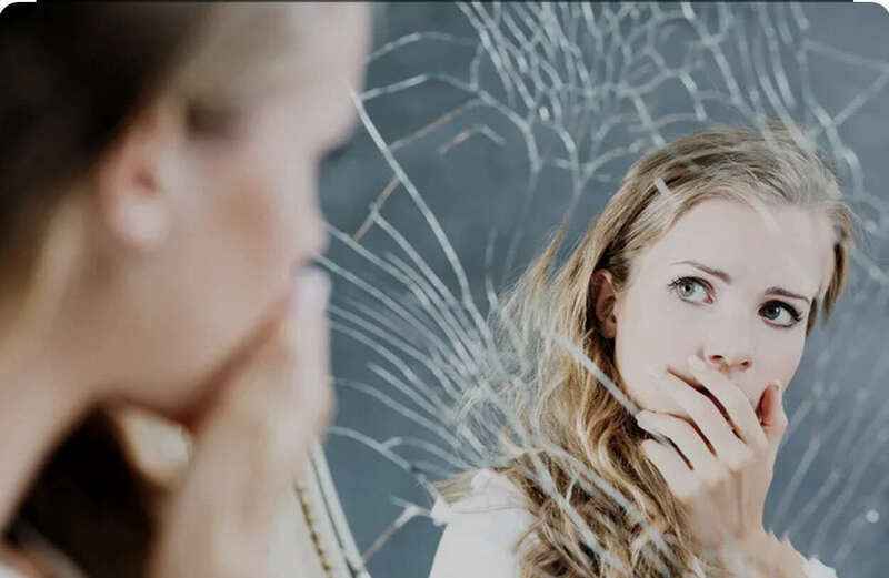Chaque féminicide commence rarement par un coup. Il commence par un mot, un regard, un contrôle. Par une emprise.