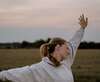 jeune femme méditant en plein air sophrologie bien être