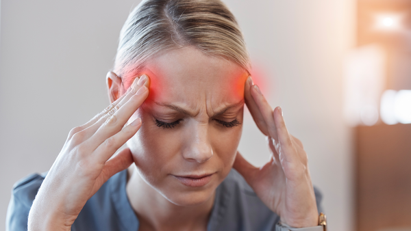 Maux de tête, migraines et névralgie d’Arnold : quel lien avec les cervicales ?