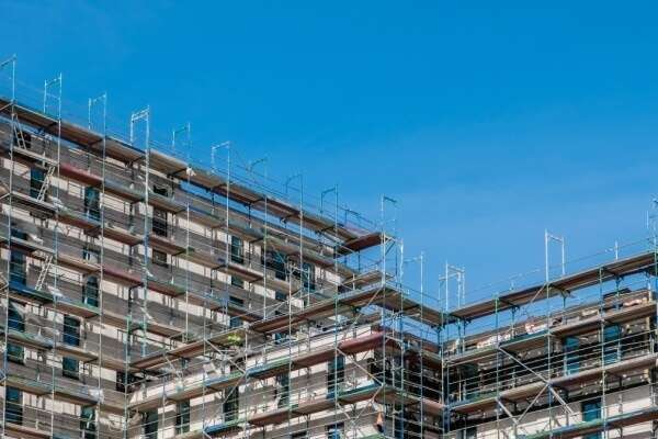 Rénovation immobilière lourde : taux réduit de TVA et exonération de taxe foncière ?