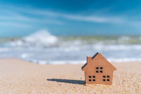 Vente d’une résidence secondaire : une exonération, sous conditions ?