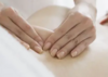 technique de massage minceur au palper-rouler en action