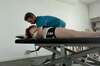 personne recevant un soin ostéopathique pour soulager des douleurs articulaires