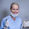 Femme en scrub médical bleu avec tablette numérique