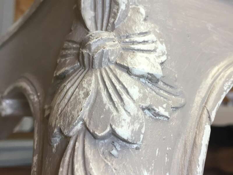 Patine grise sur fond blanc, effet shabby pour un rendu d'usure authentique sur pietement table de salon