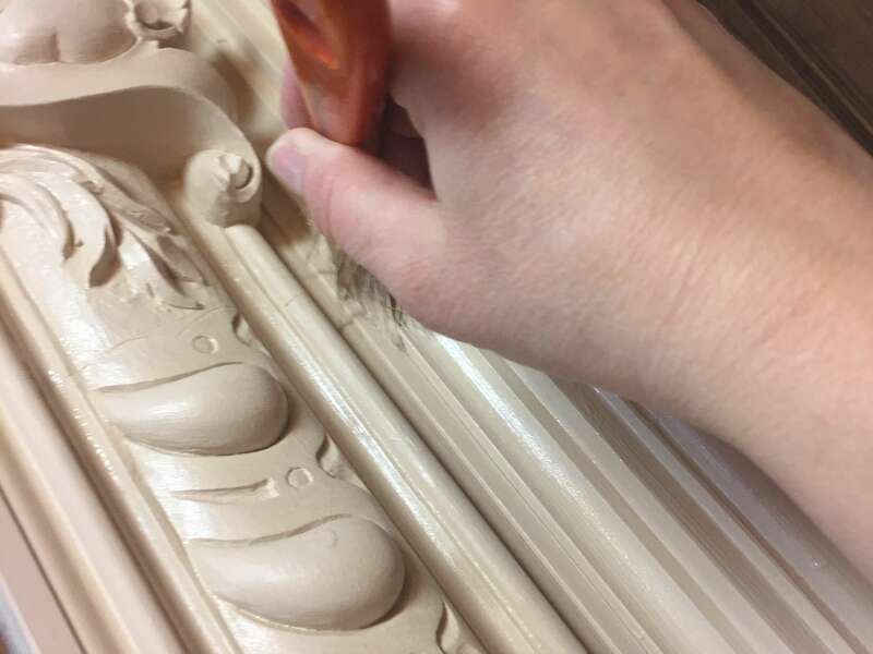 Mise en peinture chapeau d'armoire en Color'mat de coloris Sable