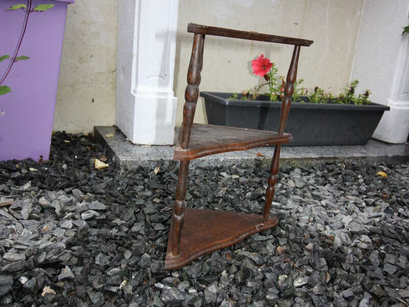 Etagère d'angle placage chêne foncé - 5€