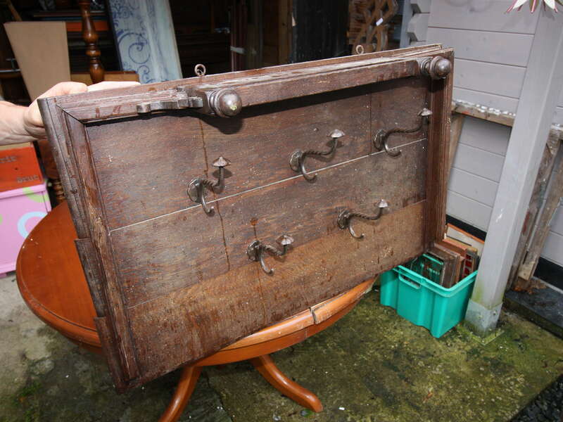 Porte manteaux ou chapeaux mural, placage chêne, patères métal - 30€