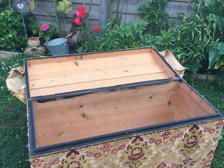 Malle bois massif recouverte tapisserie à retirer - 30€