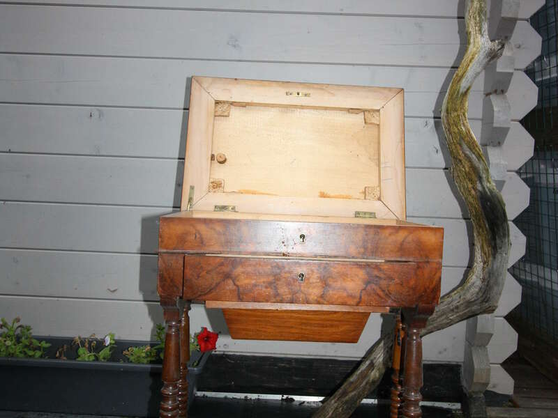 Travailleuse 2 tiroirs placage loupe d'orme - 50€