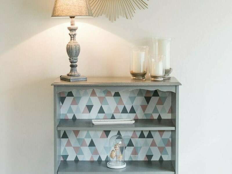 Bibus gris, fond papier peint - 180€
Lampe, pieds patiné gris, abat-jour tissus gris - 60€