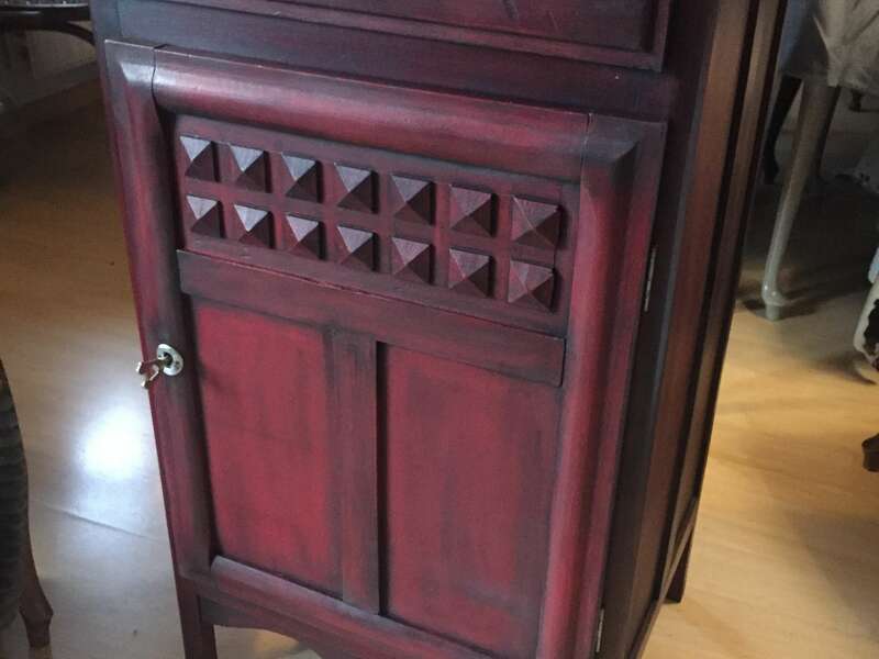Confiturier rouge patiné noir, intérieur peint - 150€