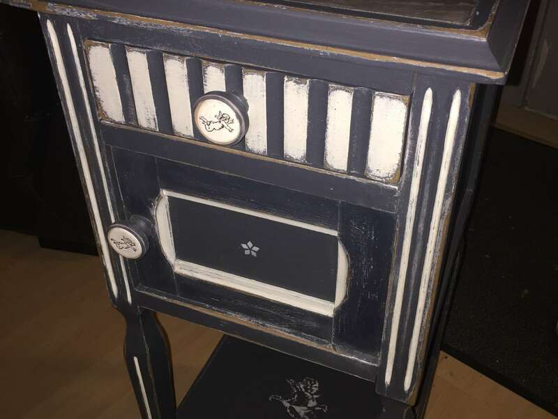 Chevet - Table d'appoint - plateau béton ciré, patine gris foncé et blanc, intérieur peint - boutons porcelaine et bois @veromiral - 110€