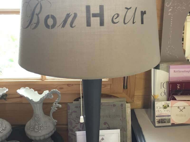 Lampe et abat-jour personnalisé tarif selon modèle
Sur commande choix coloris et motif possible