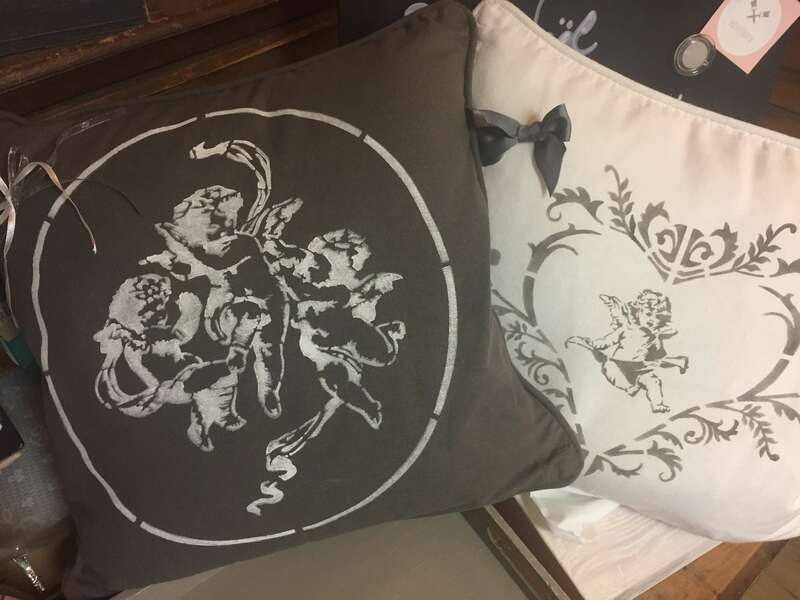 Coussin coton pochoir au choix et noeud - 20€
Sur commande