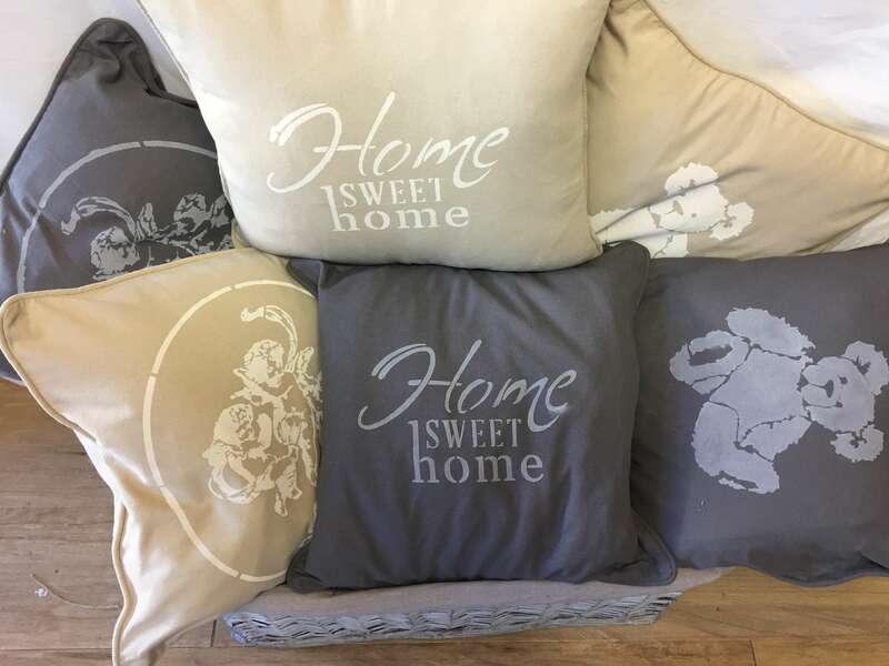 Coussin pochoir au choix - 15€
Sur commande