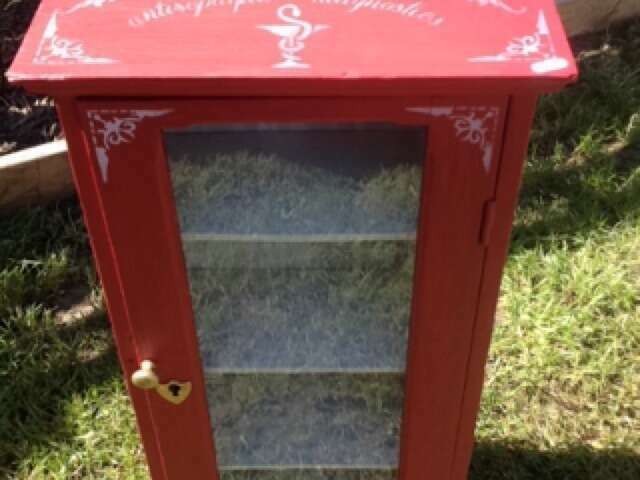 Petite vitrine à poser au fixer au mur - 80€