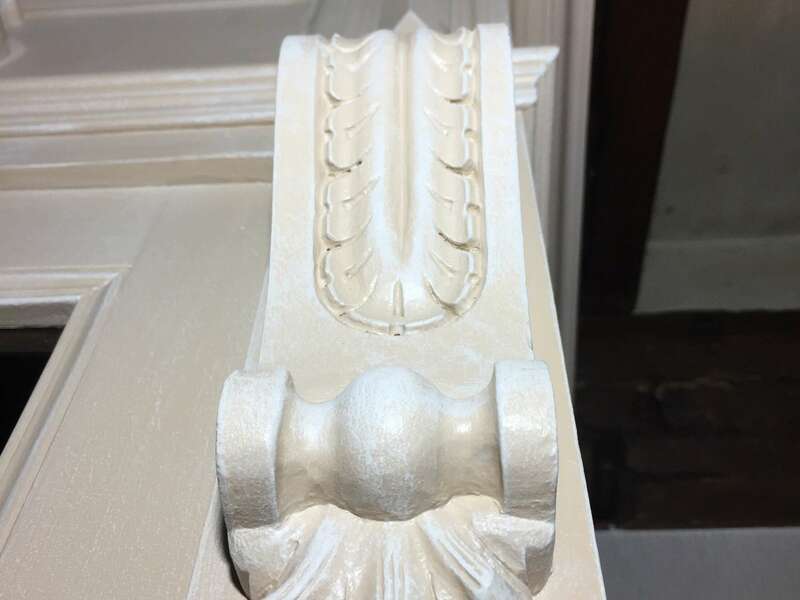 Détail patine sur moulure armoire