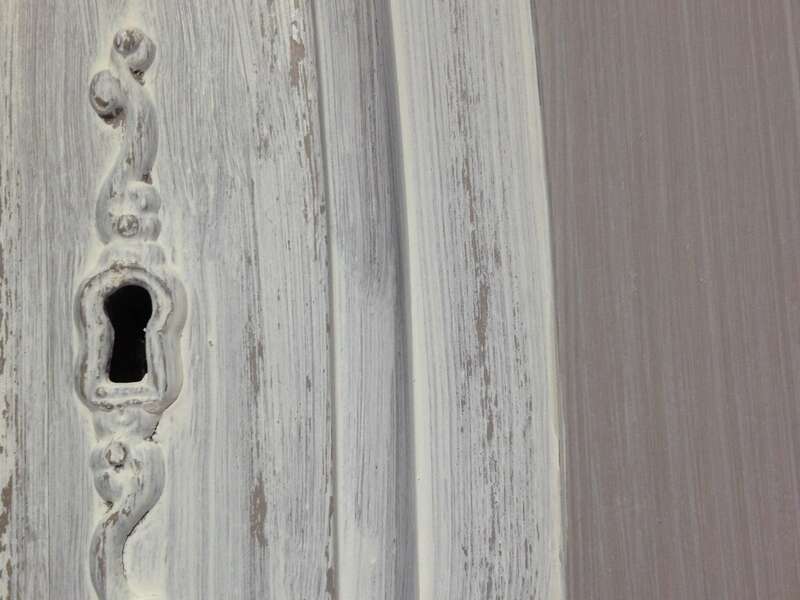 Détail patine sur meuble bas