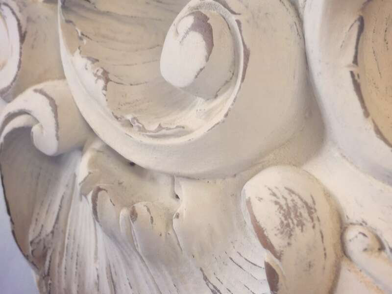 Détail patine blanche sur bois brut