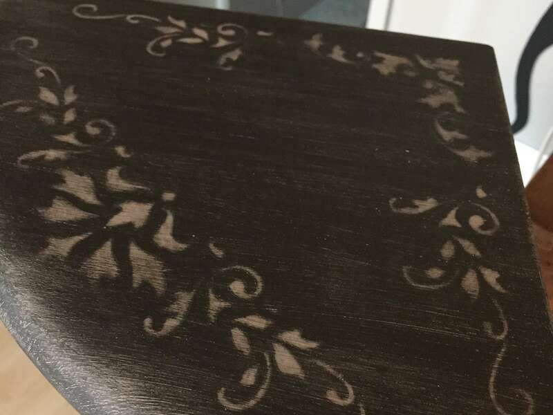 Patine et pochoir sur sellette d'angle