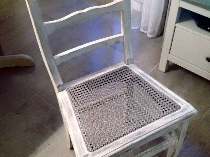 Chaises bois brut et cannage
Patine Shabby chic alcool Color'Mat Abyssain et Quarz
Peinture cannage Color'Mat Abyssain et patine poudrée Color'Mat Quartz