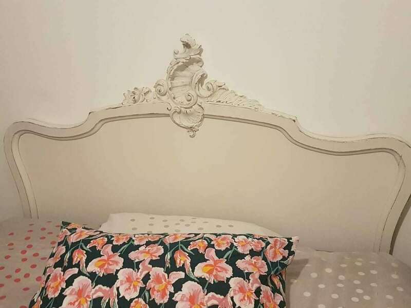 Tête de lit rocaille chinée et patinée blanc et bois brut pour ma cliente