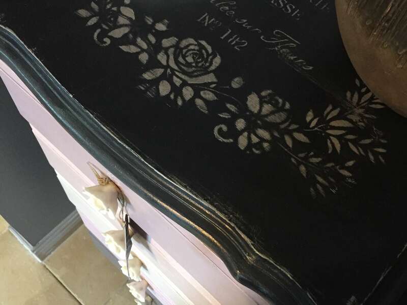 Chiffonnier  tiroirs plateau patiné Color'Mat Bitume et Abyssain, pochoir "Parfumerie de Grasse" à l'alcool fin