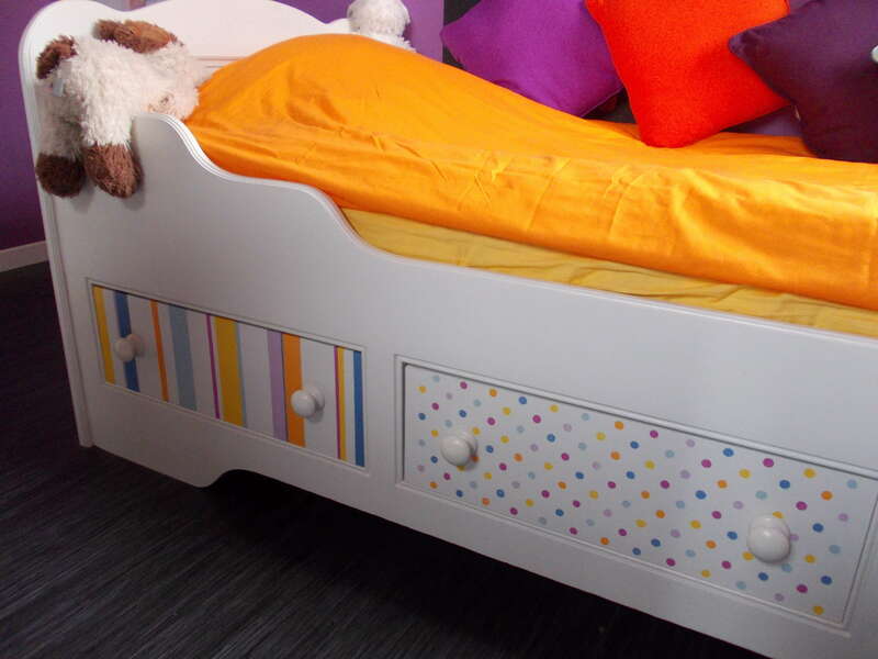 Lit bateau pin ciré
Peinture Color'Mat Coton et pochoirs pois multicolor, rayures multicolores