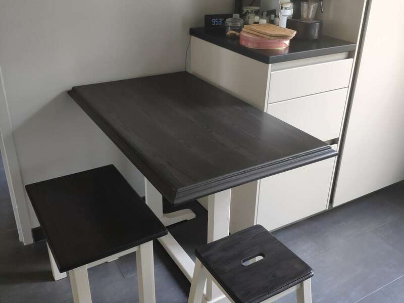 Table, banc et tabouret de cuisine
Peinture Color'Mat Tramontane pour les pieds
Peinture Color'Mat Noir de Brun effet bois glacis noir pour les plateaux
Protection Vitri'Protect haute résistance