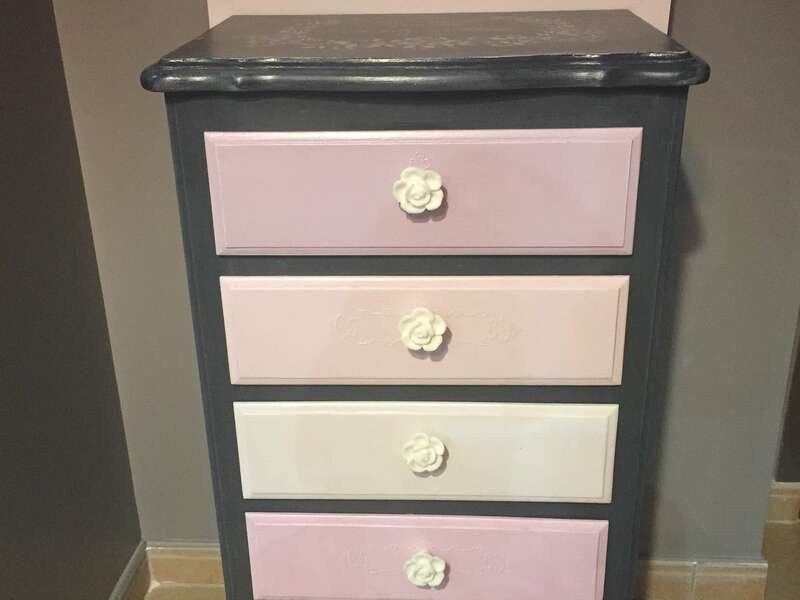 Chiffonnier 5 tiroirs 
Corps patiné Color'Mat Bitume et Abyssain
Camaïeu de rose en violine sur tiroirs
Bouton rose résine