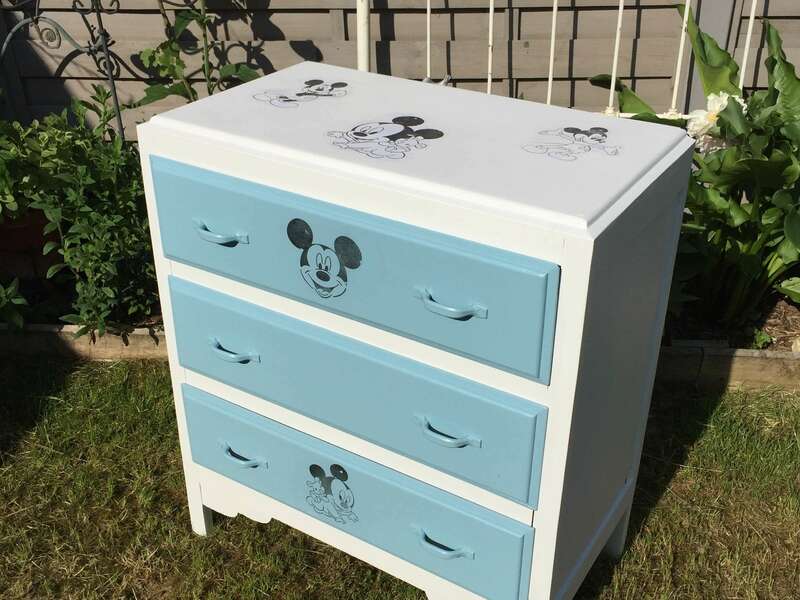 Commode contre plaqué teinté
Peinture Color'Mat Coton et Curaçao
Transferts d'image 
Commande cliente pour chambre enfant