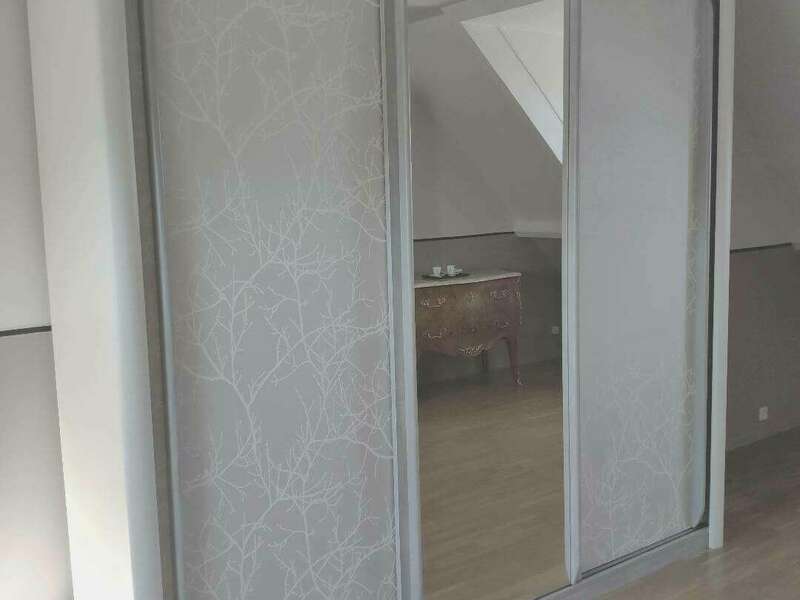 Armoire  portes coulissantes, peinture Color'Mat Prestige et Cendre, patine poudré sur Cendre et papier peint @casadeco sur portes pleines 