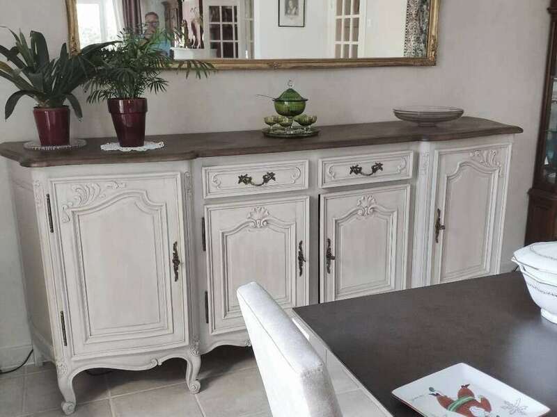 Buffet style régence en merisier vernis.
Patine corps peinture Color'Mat Angora et Quartz, glacis teinté Argile
Plateau vernis satiné coloris Wengé