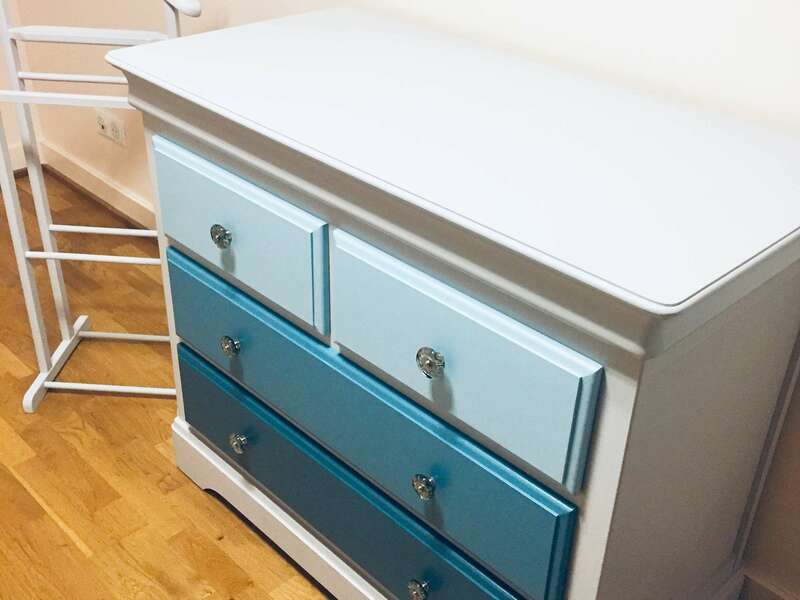 Commode et serviteur merisier vernis.
Peinture Color'Mat Poussière et camaïeu de bleus sur tiroirs,Color'Mat Curaçao, Caraïbe et Plume de Paon 
Poignées verre soufflé @boutondemeubles