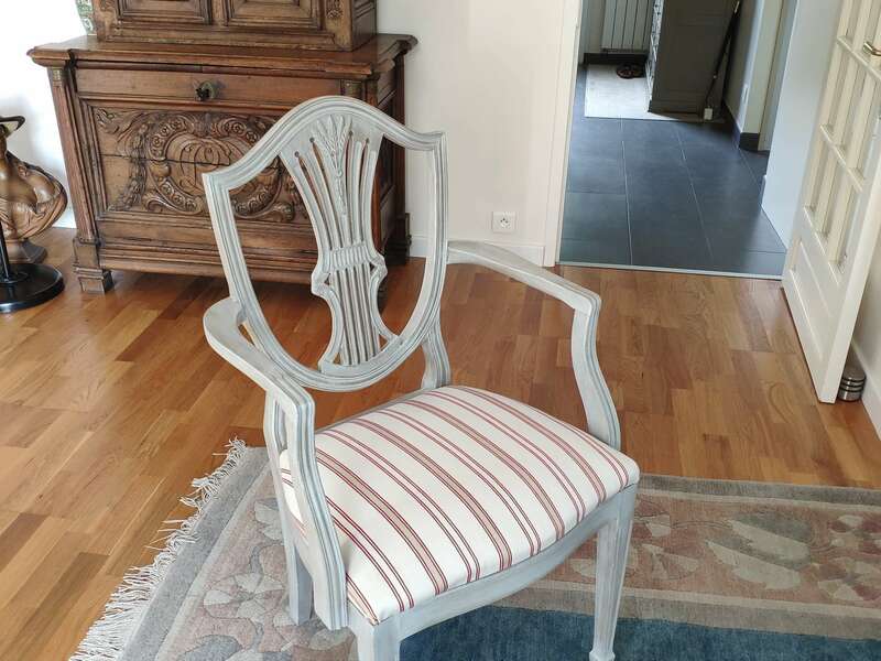 Fauteuil sculpture épi de blés sur dossier, patine cire blanc de lune sur peinture Color'mat Argile