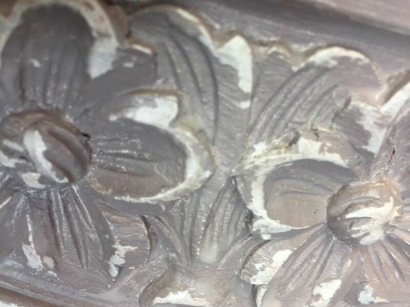 Patine grise sur fond blanc, effet shabby pour un rendu d'usure authentique sur pietement table de salon