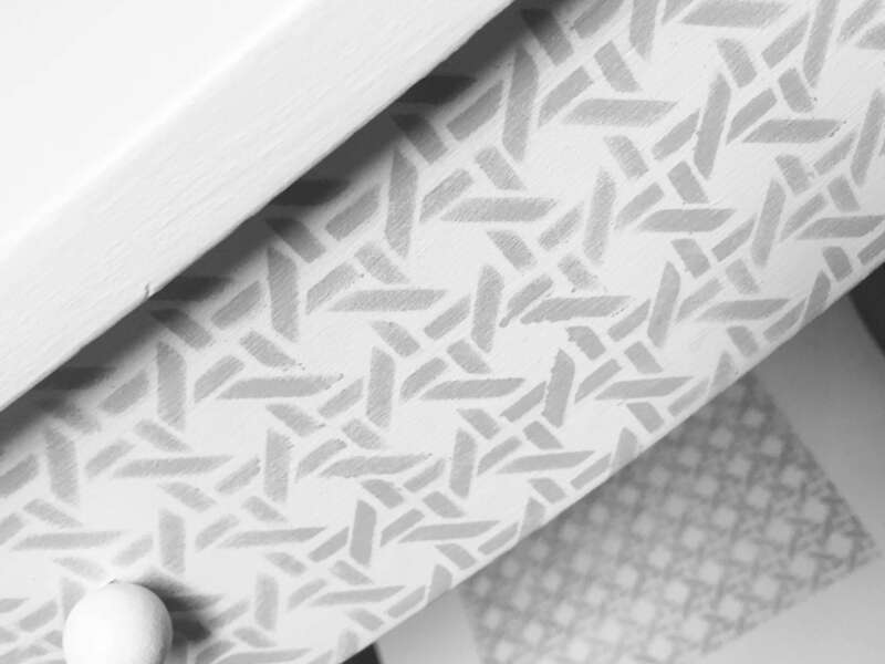 Détail pochoir sur coiffeuse