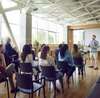 Homme présentant en salle lumineuse un atelier sur neuroleadership et développement personnel