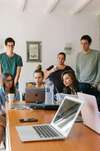 Groupe collaborant autour d ordinateurs pour un accompagnement personnalisé flexible