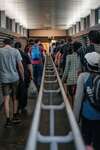 Personnes marchant dans un couloir symbolisant la rentrée