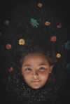 Jeune fille souriante cheveux fleuris symbolisant renouveau et changement