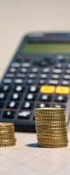 entrepreneurs discutant stratégie financière