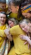femme se reconnectant à sa féminité dans un cadre naturel et apaisant