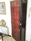 porte en bois vieillie avec décorations florales et serrure en fonte