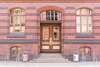 façade élégante en briques rouges avec porte en bois marron et or