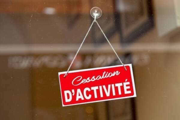La cessation définitive de l’activité permet-elle le licenciement d’un salarié absent ?