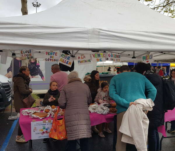 Passage au Marché de Colomiers - Vente de Gateaux par l'API Colomiers - 15 Avril 2023