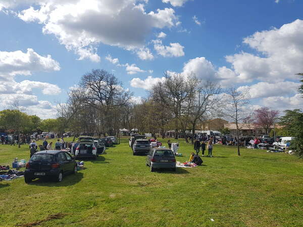 Passage au vide grenier du Comité de Quartier du Pigeonnier - 16 Avril