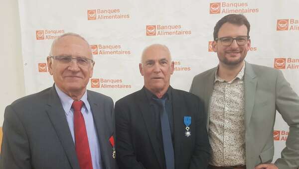 Remise d'insignes de l'Ordre National du Mérite à M. Lamarque